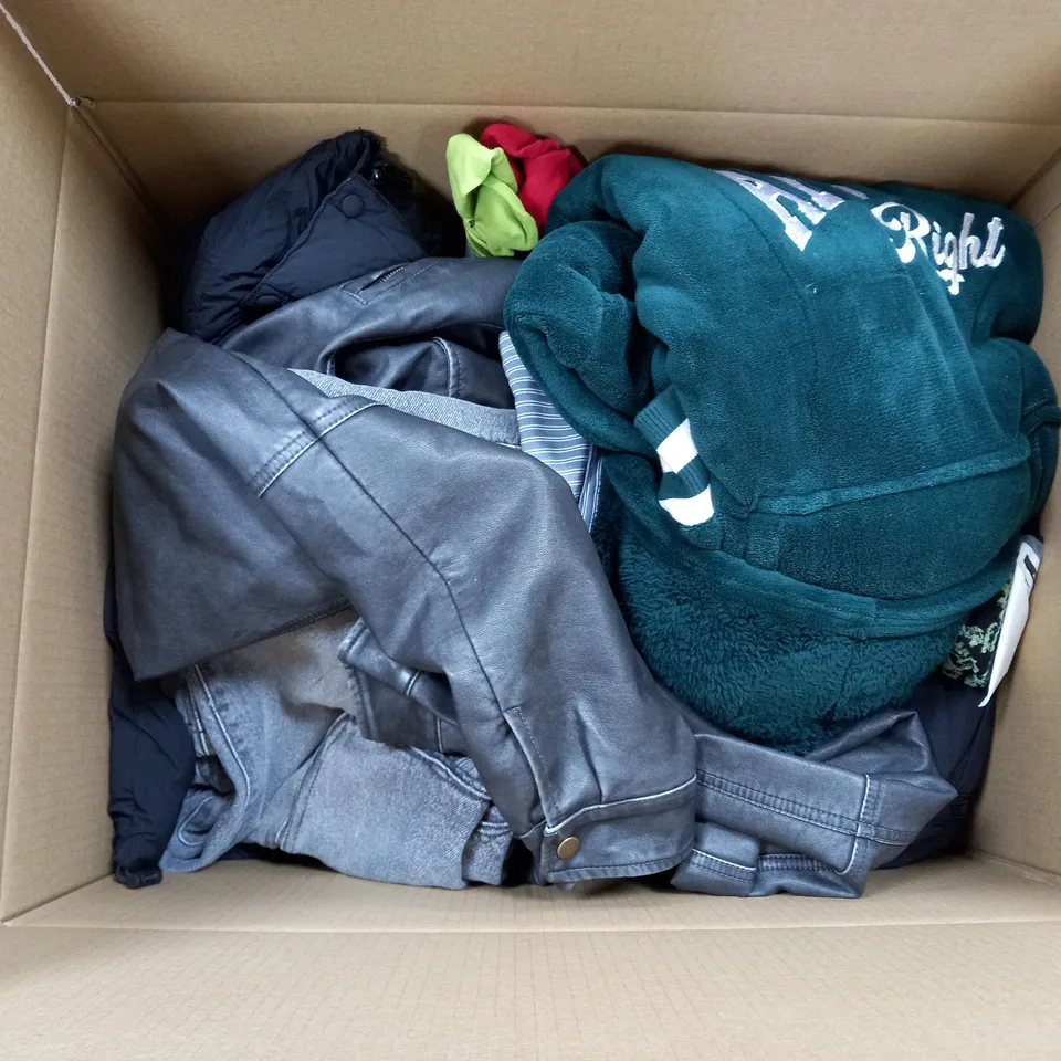 LARGE QUANTITY OF ASSORTED CLOTHING TO INCLUDE MINI SKIRTS, SHIRTS, ETC