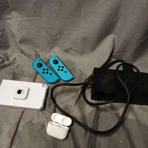 APPROXIMATELY 10 ASSORTED COMPUTER/ELECTRICAL SPARE PARTS TO INCLUDE SCREENS, POWER SUPPLIES, CHARGING CASE ETC 