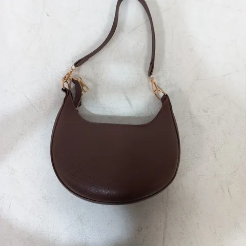 BROWN PEBBLE LEATHER CRESCENT SHOULDER BAG.
