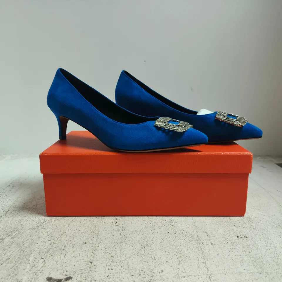 BOXED PAIR OF UNBRANDED POINTED TOE MID STILETTO HEEL SHOES IN OCEAN BLUE W. JEWEL EFFECT DETAIL SIZE EU 37