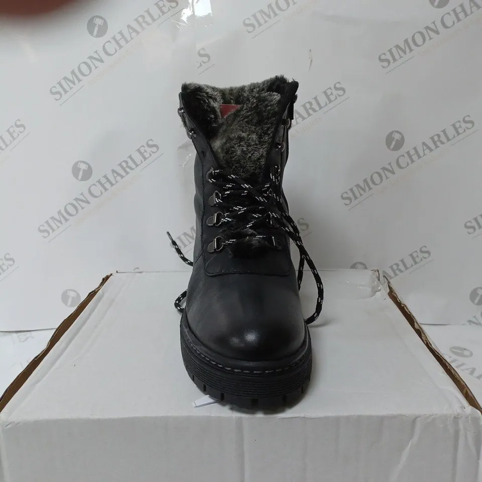 MODA CHARCOAL FAUX FUR METAL LACED HIKER SIZE 8