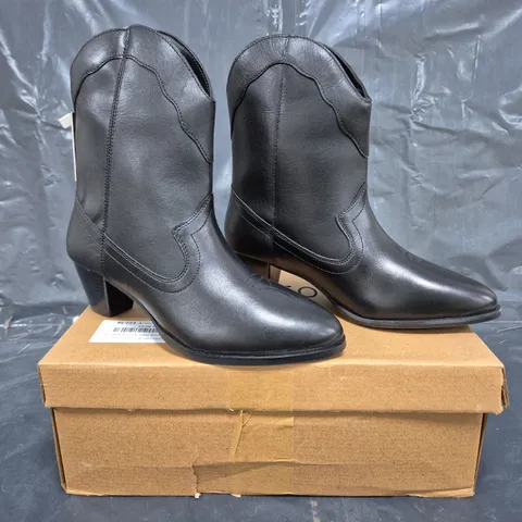 BOXED PAIR OF APRICOT SHORT WESTERN BOOTS IN BLACK SIZE 3