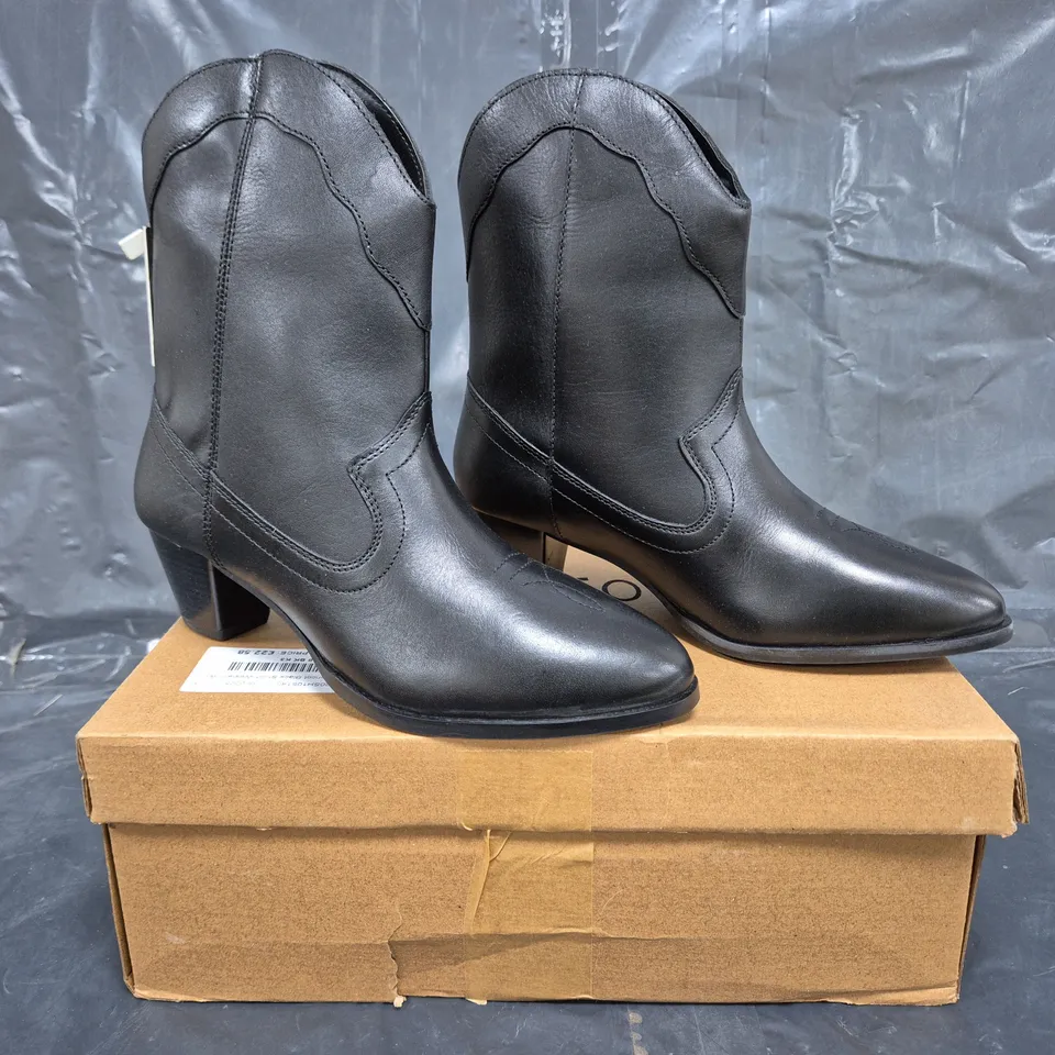 BOXED PAIR OF APRICOT SHORT WESTERN BOOTS IN BLACK SIZE 3