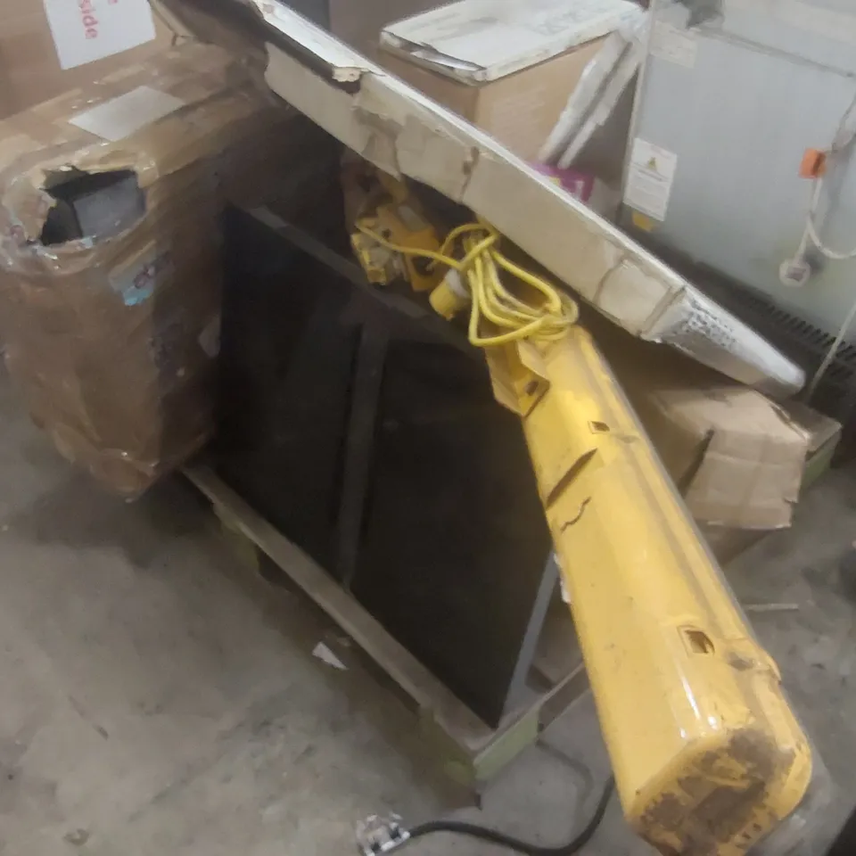 PALLET CONTAINING A LARGE QUANTITY OF ASSORTED ITEMS INCLUDING: PORTABLE LIGHT, ELECTRIQ COOLER ECT