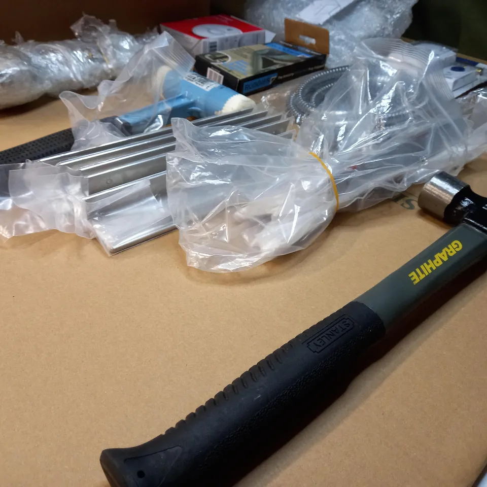 LOT OF APPROX 15 ASSORTED HOUSEHOLD/DIY RELATED ITEMS TO INCLUDE: WIRELESS DOORBELL, DOOR CLOSER, GRAPHITE HAMMER