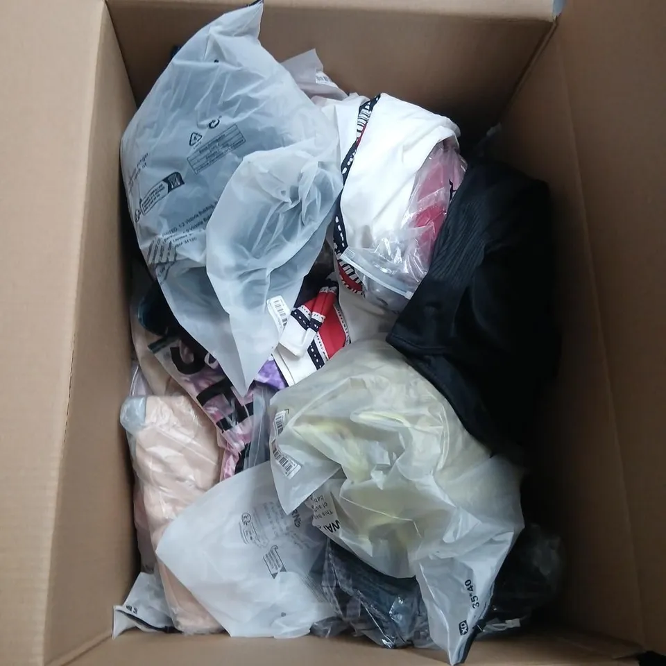 LARGE QUANTITY OF ASSORTED CLOTHING AND ACCESSORIES TO INCLUDE; SHOES, VEST TOPS AND T SHIRTS