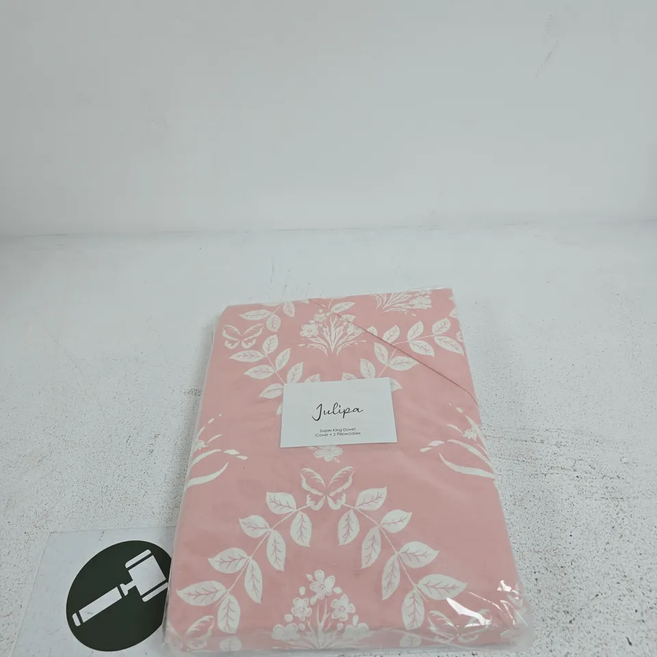 BOX OF APPROXIMATELY 15 ASSORTED BEDDING ITEMS OF VARIOUS SIZES AND STYLES