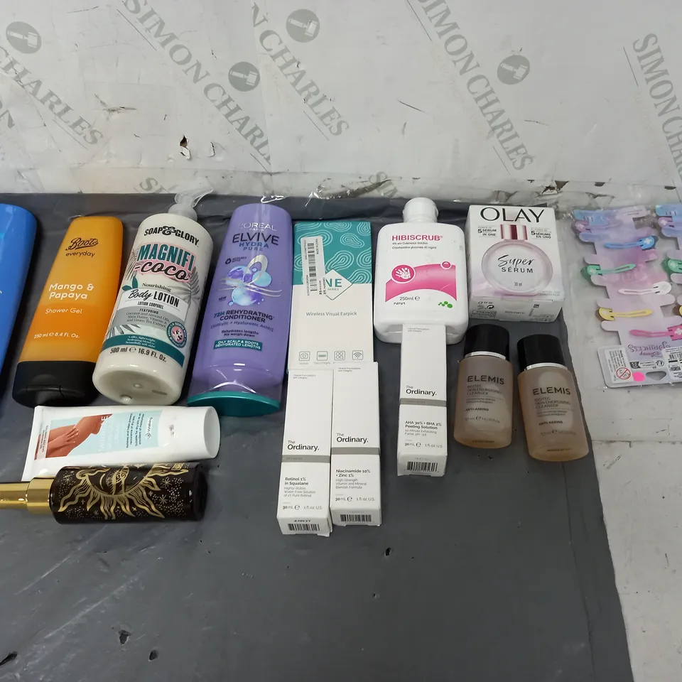 BOX OF APPROXIMATELY 12 ASSORTED COSMETIC ITEMS TO INCLUDE - SOAP&GLORY BODY LOTION - LOREAL ELVIVE ANTI-DANDRUFF - ELEMIS BIOTEC SKIN ENERGISING CLEANSER ETC.