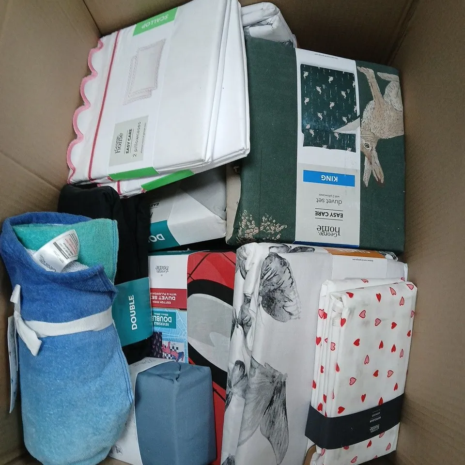 BOX OF APPROXIMATELY 10 ASSORTED BEDDING & SOFT FABRICS ITEMS TO INCLUDE - NATURAL RAINBOW RUG - SONIC FLEECE BLANKET - KING DUVET SET - ETC