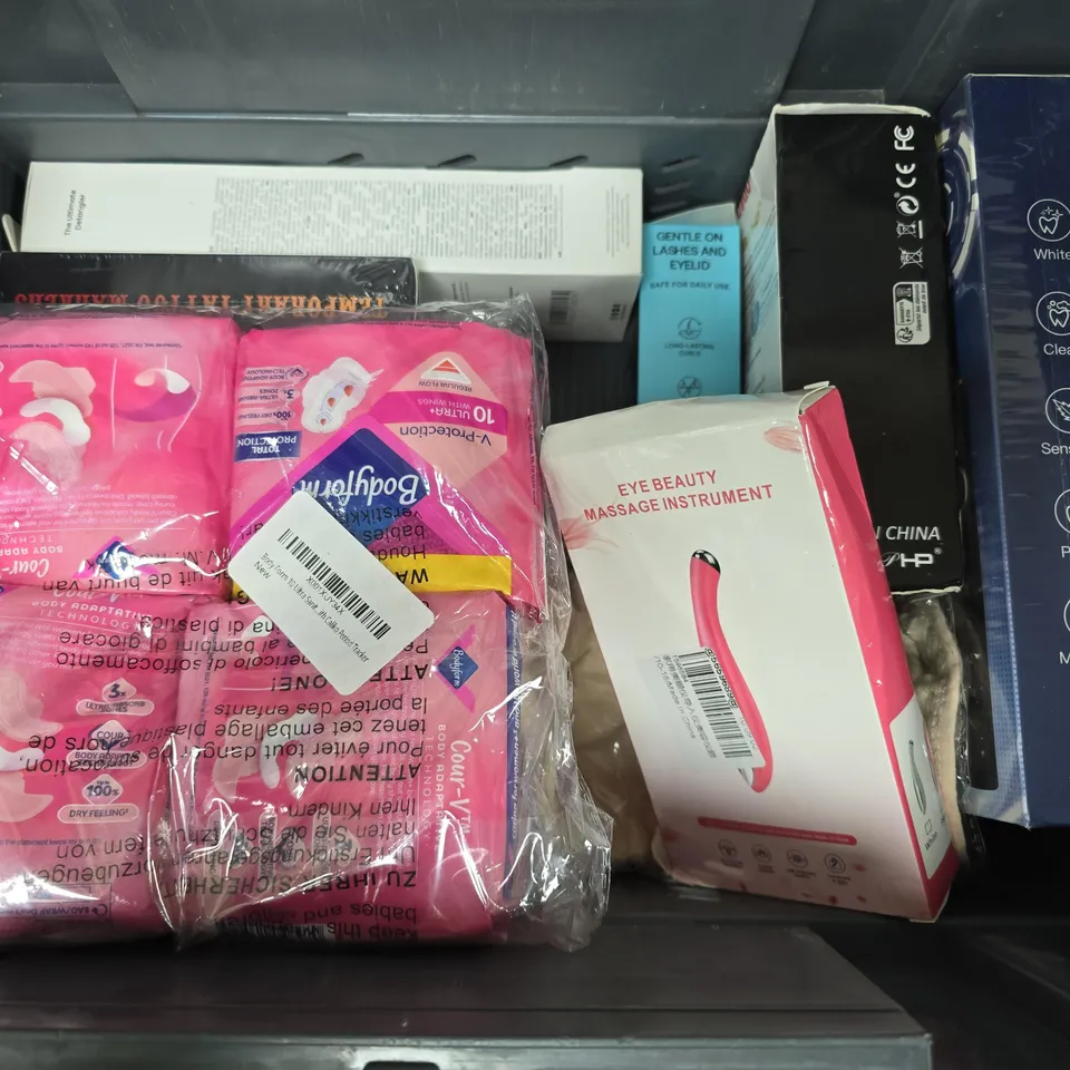 APPROXIMATELY 10 ASSORTED HEALTH & BEAUTY PRODUCTS TO INCLUDE HAIR EXTENSIONS/WIGS, ELECTRIC FACE MASSAGER, HEATED EYELASH CURLER, ETC