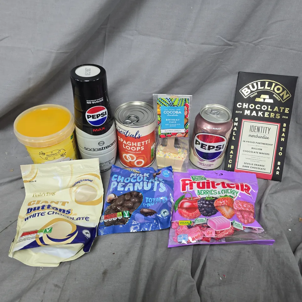 APPROXIMATELY 12 ASSORTED FOOD & DRINK ITEMS TO INCLUDE WHITE CHOCOLATE BUTTONS, PEPSI MAX SODASTREAM, SPAGHETTI HOOPS, ETC - COLLECTION ONLY