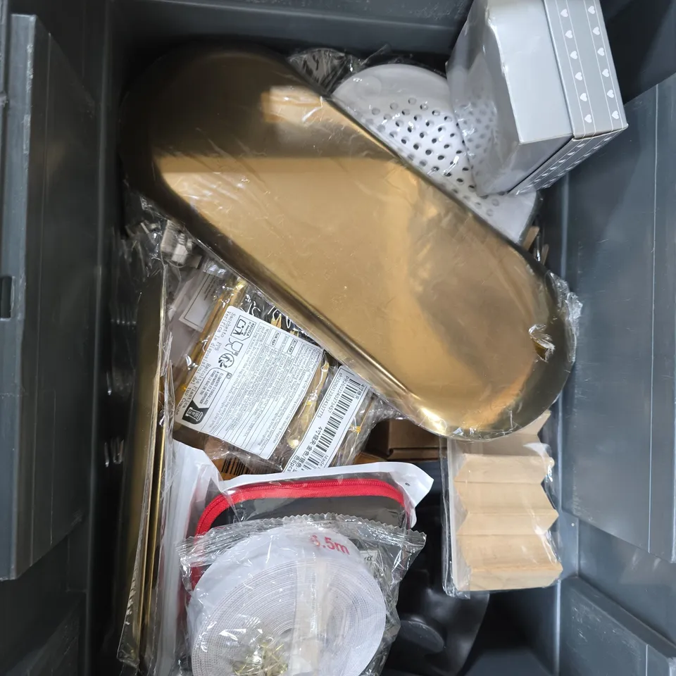 APPROXIMATELY 15 ASSORTED HOUSEHOLD PRODUCTS TO INCLUDE CAKE & SANDWICH TONGS, GOLD METAL PLATES, CHRISTMAS BAUBLE 