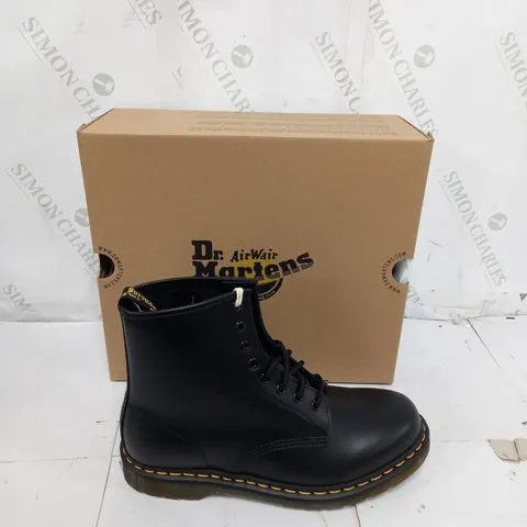 BOXED PAIR OF DR MARTENS BOOTS 1460 BLACK UK 8