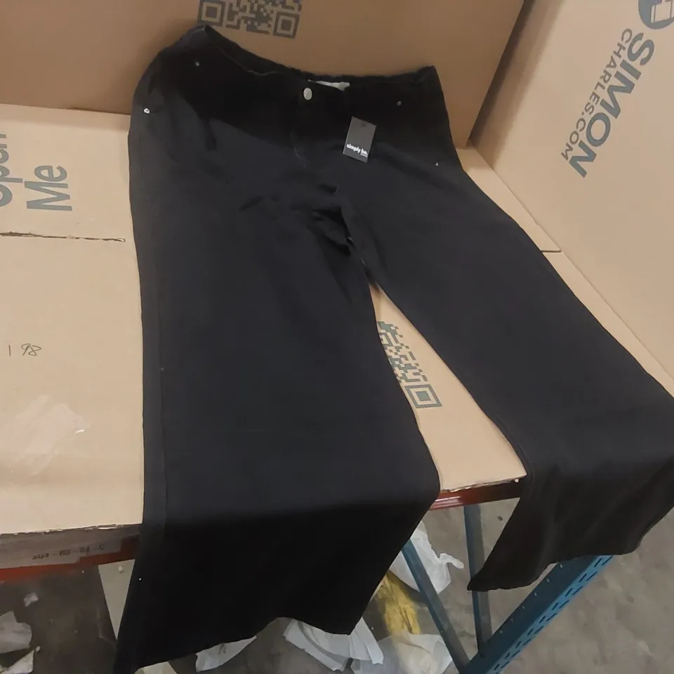 BOX CONTAINING APPROXIMATELY 6x BRAND NEW SIMPLY BE WASHED BLACK PLEAT DETAIL JEANS - SIZE 18R