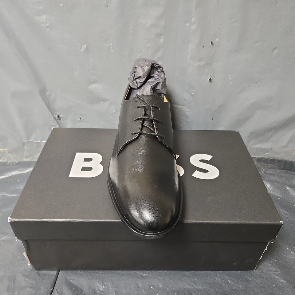 BOXED PAIR OF BOSS COLBY SHOES IN BLACK - SIZE 10.5