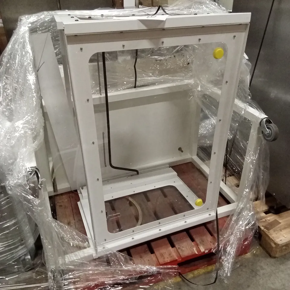 MOBILE METAL TABLE WITH PROTECTIVE SURROUND SCREEN