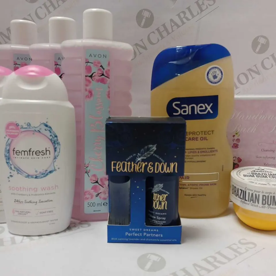 LOT OF APPROX 8 ASSORTED BATH & BODY PRODUCTS TO INCLUDE AVON CHERRY BLOSSOM BUBBLE BATH, SOL DE JANEIRO BRAZILIAN BUM BUM CREAM, HANDMADE BATH BOMBS, ETC 