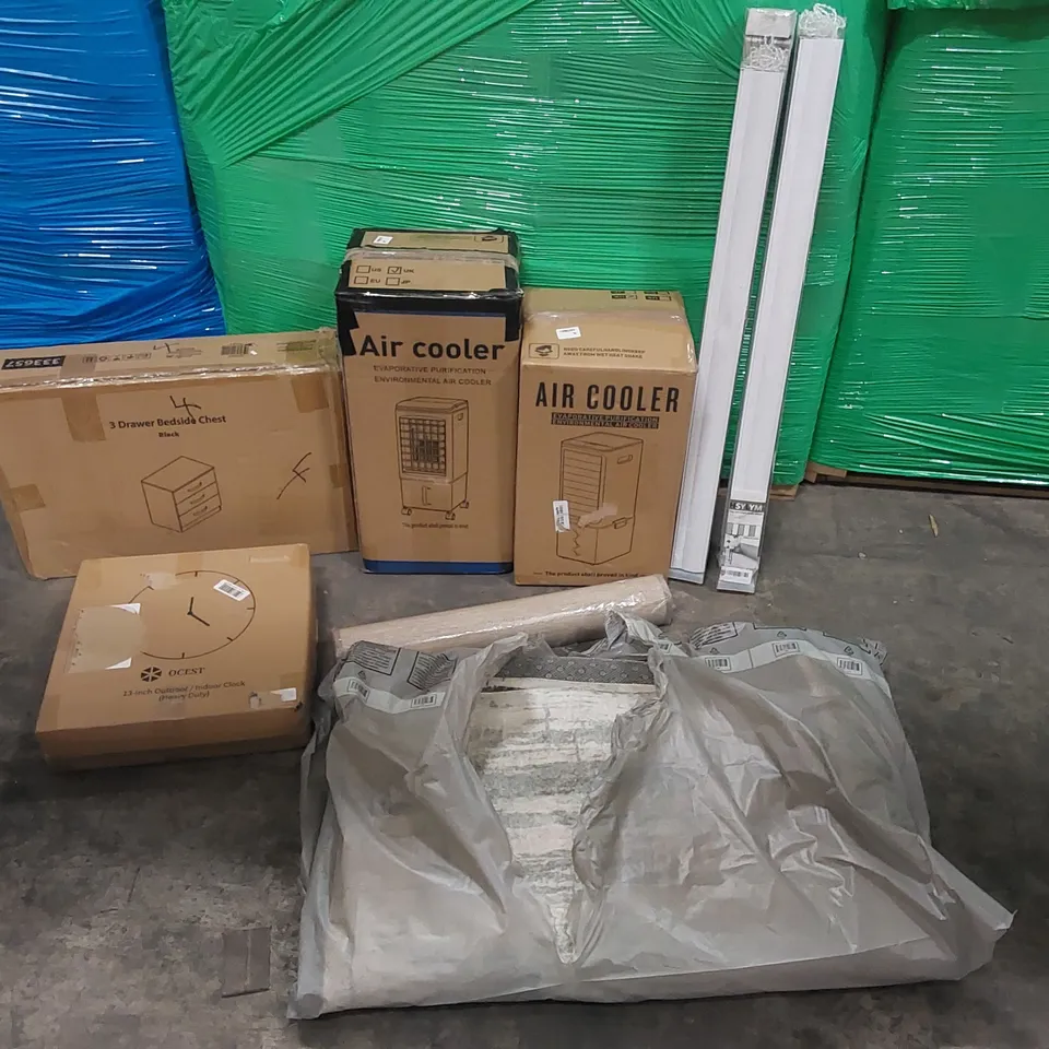 PALLET OF ASSORTED CONSUMER PRODUCTS TO INCLUDE: AIR COOLERS, BLINDS, 3 DRAWER BEDSIDE TABLE, RUGS, HEAVY DUTY CLOCK ECT