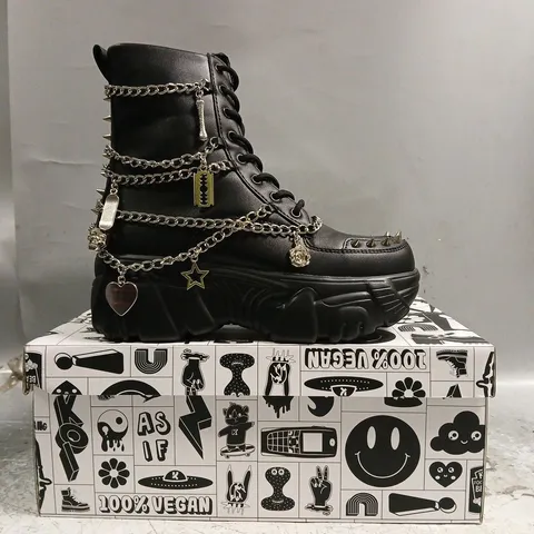 BOXED PAIR OF KOI BONED CATCH BLACK MYSTIC CHARM BOOTS IN BLACK SIZE UK 4