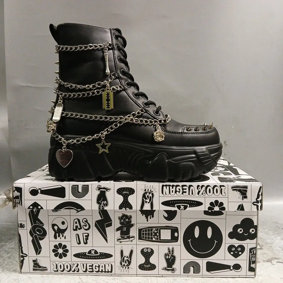 BOXED PAIR OF KOI BONED CATCH BLACK MYSTIC CHARM BOOTS IN BLACK SIZE UK 4