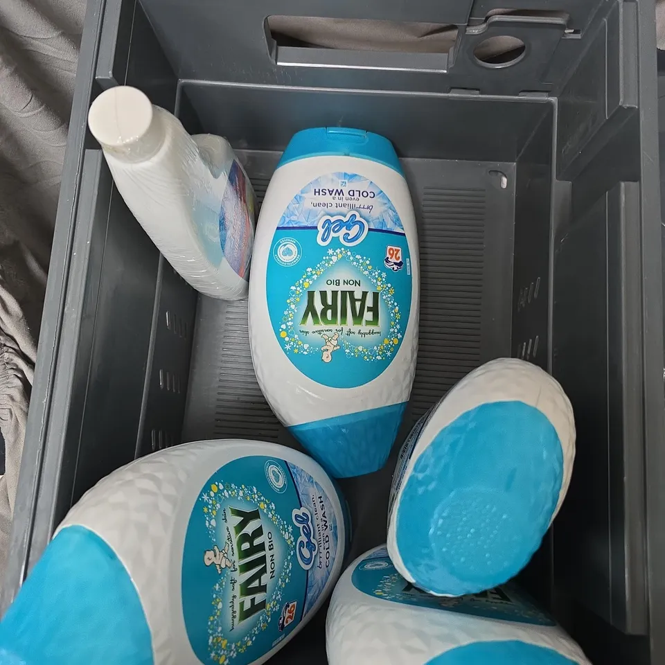 APPROXIMATELY 10 ASSORTED HOUSEHOLD ITEMS TO INCLUDE KITCHEN CLEANER, FAIRY GEL, SMOL WASHING REFILL PACK, ROLLER PAINT ETC