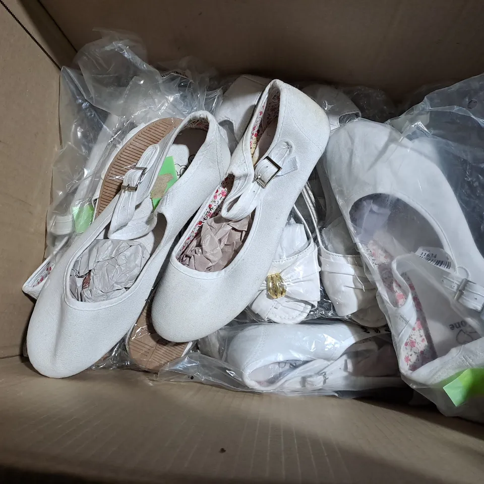 APPROXIMATELY 10 ASSORTED PAIRS OF SHOES TO INCLUDE CASSANDRA PLATFORM HEELS SIZE 5, GEMZ HEELED SANDALS SIZE 8, KNEE-HIGH BOOTS SIZE 38 