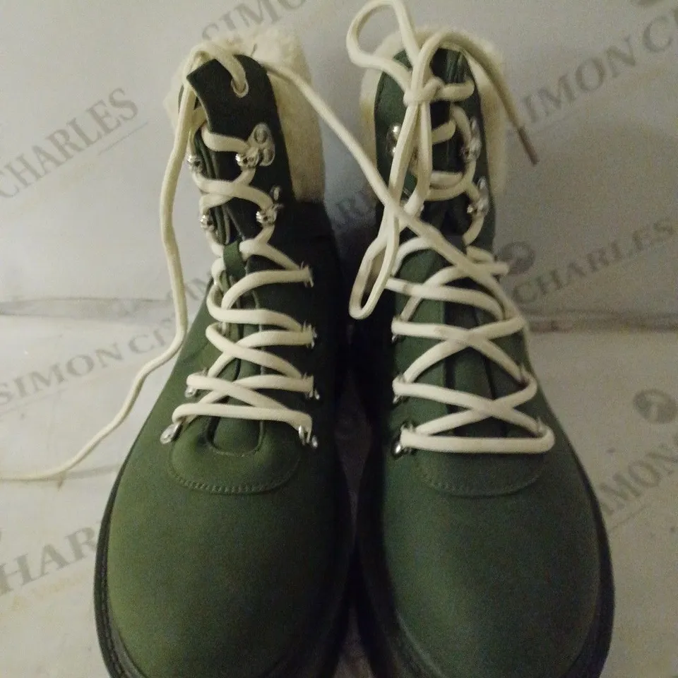 PAIR OF KOI WOMEN'S PLATFORM ANKLE BOOTS SIZE 6