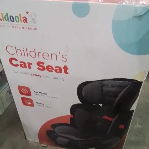 BOXED KIDOOLA CHILDREN'S CAR SEAT BLACK AND GREY