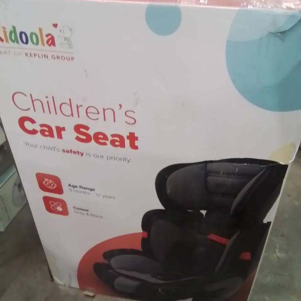 BOXED KIDOOLA CHILDREN'S CAR SEAT BLACK AND GREY