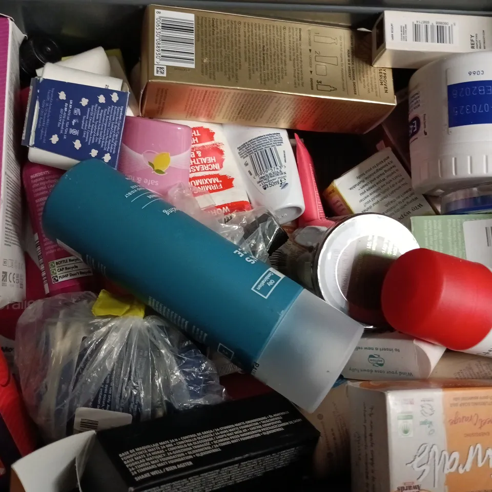 APPROXIMATELY 20 ASSORTED COSMETIC ITEMS TO INCLUDE PANTENE, SANCTUARY SPA, ETC - COLLECTION ONLY