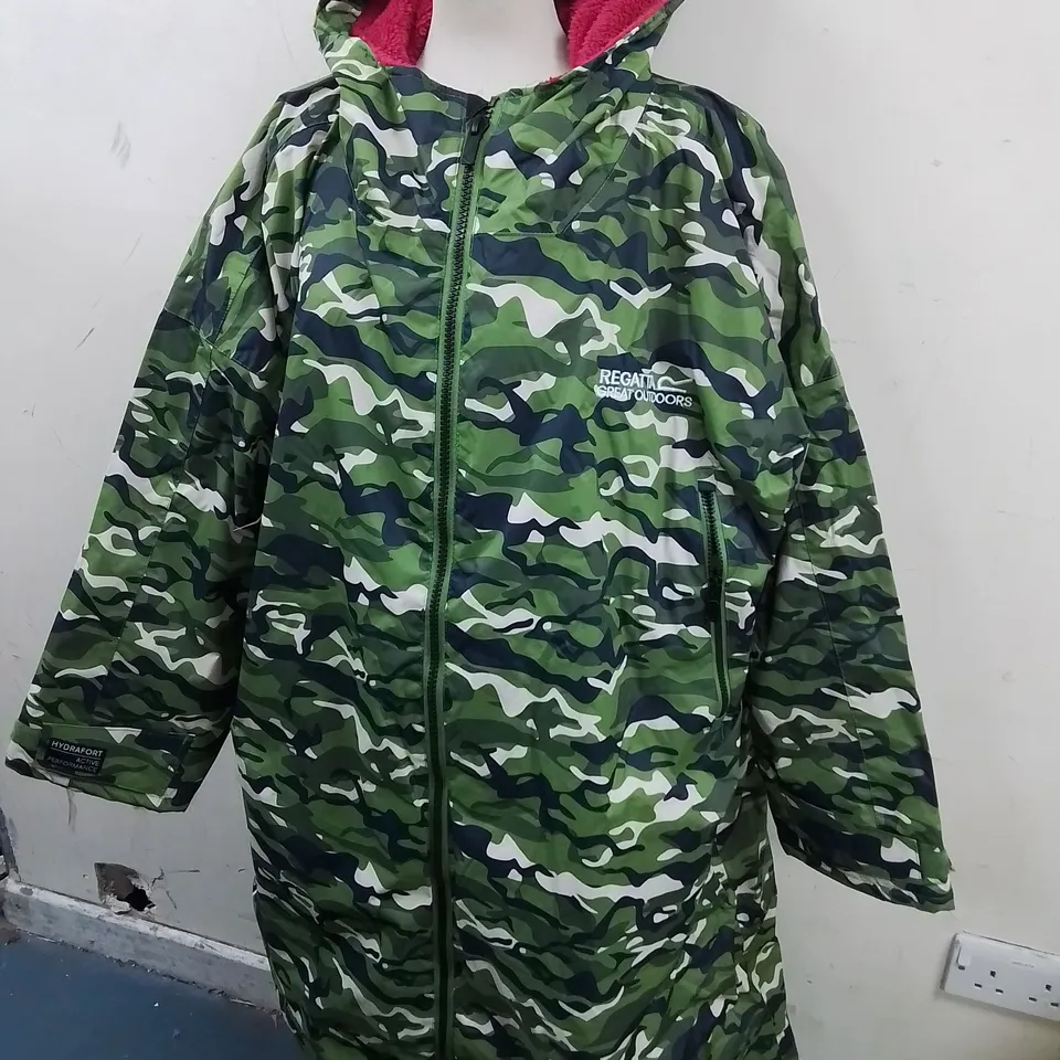 REGATTA ADULT WATERPROOF ROBE IN CAMO - UK L/XL