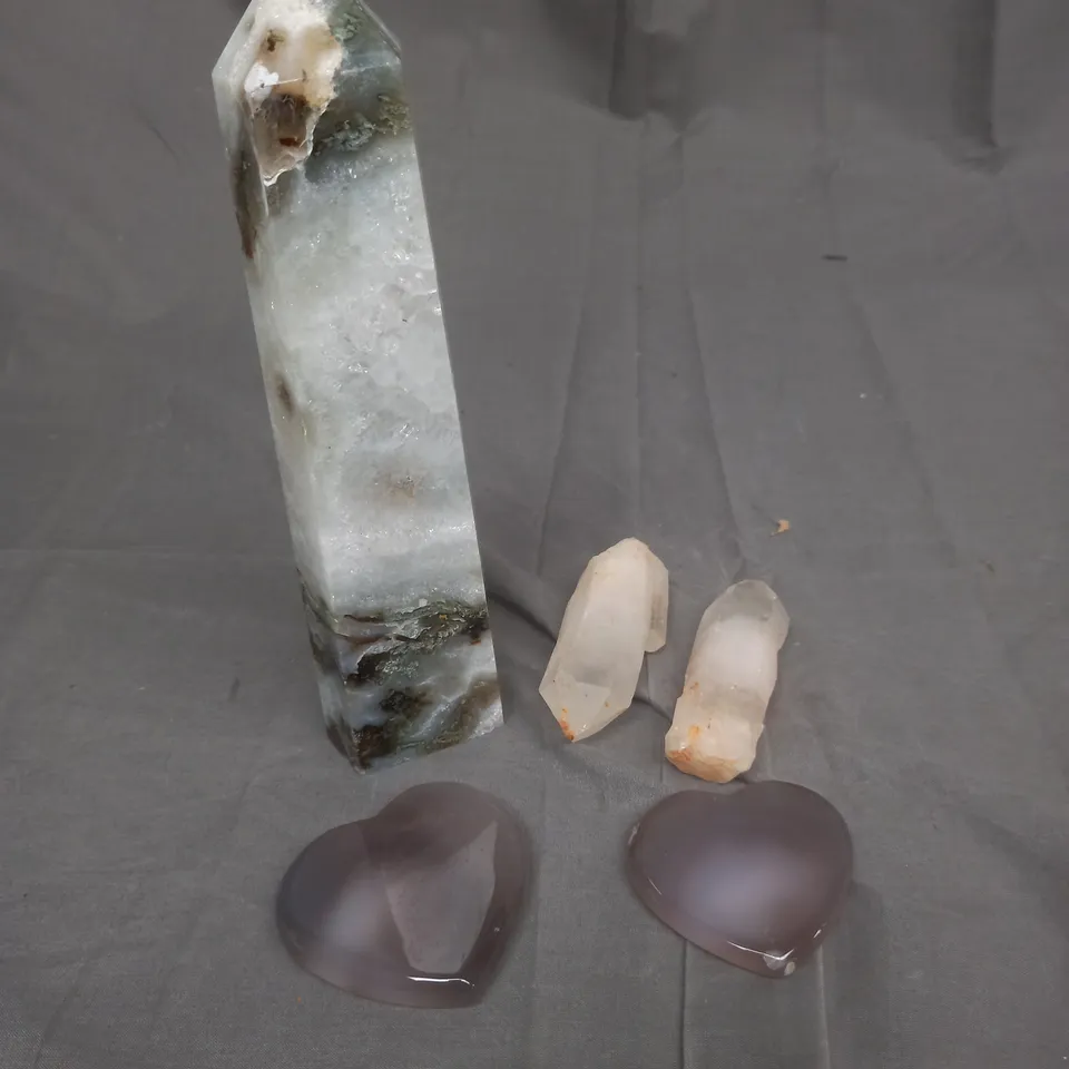 LARGE QUANTITY OF ASSORTED DECORATIVE ROCK SCULPTURES IN VARIOUS DESIGNS 