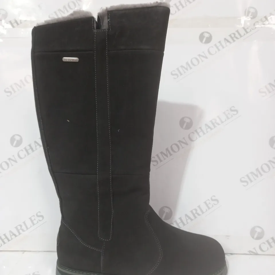 BOXED PAIR OF EMU AUSTRALIA MOONTA BOOTS IN DARK GREY SIZE 6