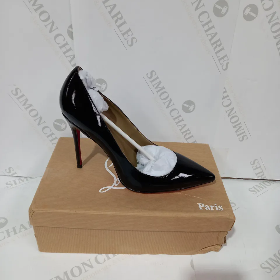 BOXED PAIR OF DESIGNER BLACK HIGH HEELS SIZE 40