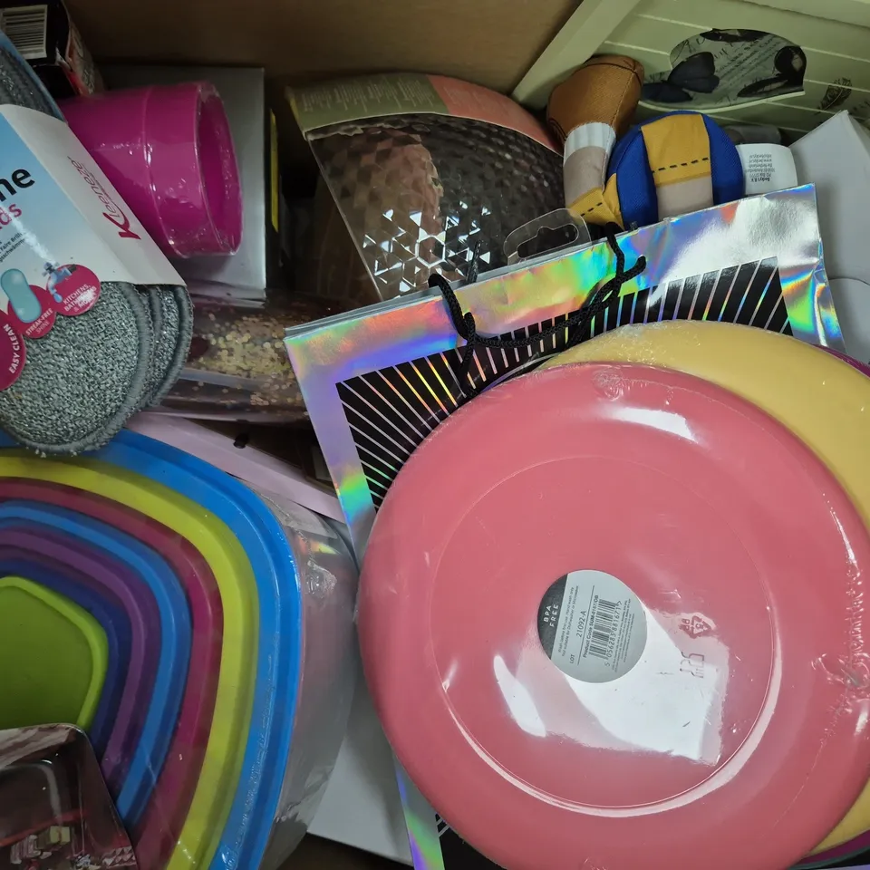 BOX OF APPROXIMATELY 20 ASSORTED HOUSEHOLD ITEMS TO INCLUDE GRAN PRIX GRANNIES, STAR WARS C-3P0 DECO LIGHT, ETC - COLLECTION ONLY