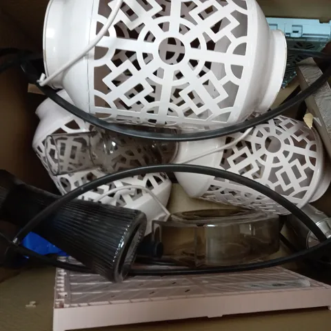 BOX OF APPROXIMATELY 12 ASSORTED HOUSEHOLD ITEMS TO INCLUDE GLASS CARAFE, GLASS VASE, DECORATIVE METAL FRAME, ETC