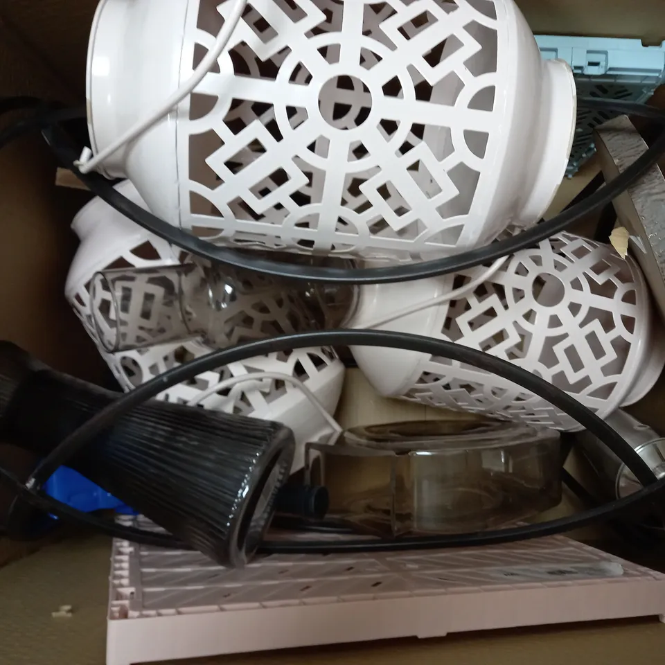 BOX OF APPROXIMATELY 12 ASSORTED HOUSEHOLD ITEMS TO INCLUDE GLASS CARAFE, GLASS VASE, DECORATIVE METAL FRAME, ETC