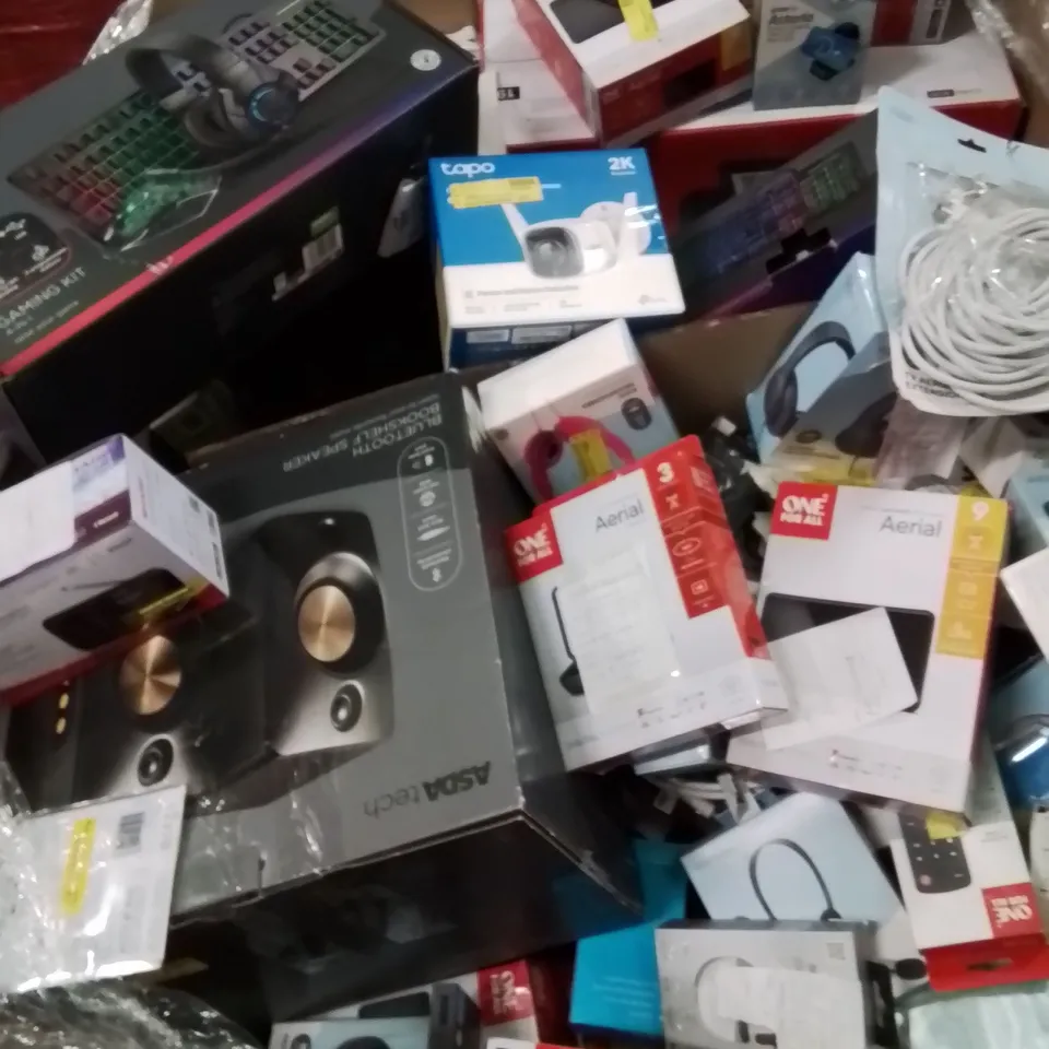 PALLET CONTAINING VERY LARGE AMOUNT OF SPEAKERS, HEADPHONES, KEYBOARDS AND OTHER ELECTRONIC ITEMS