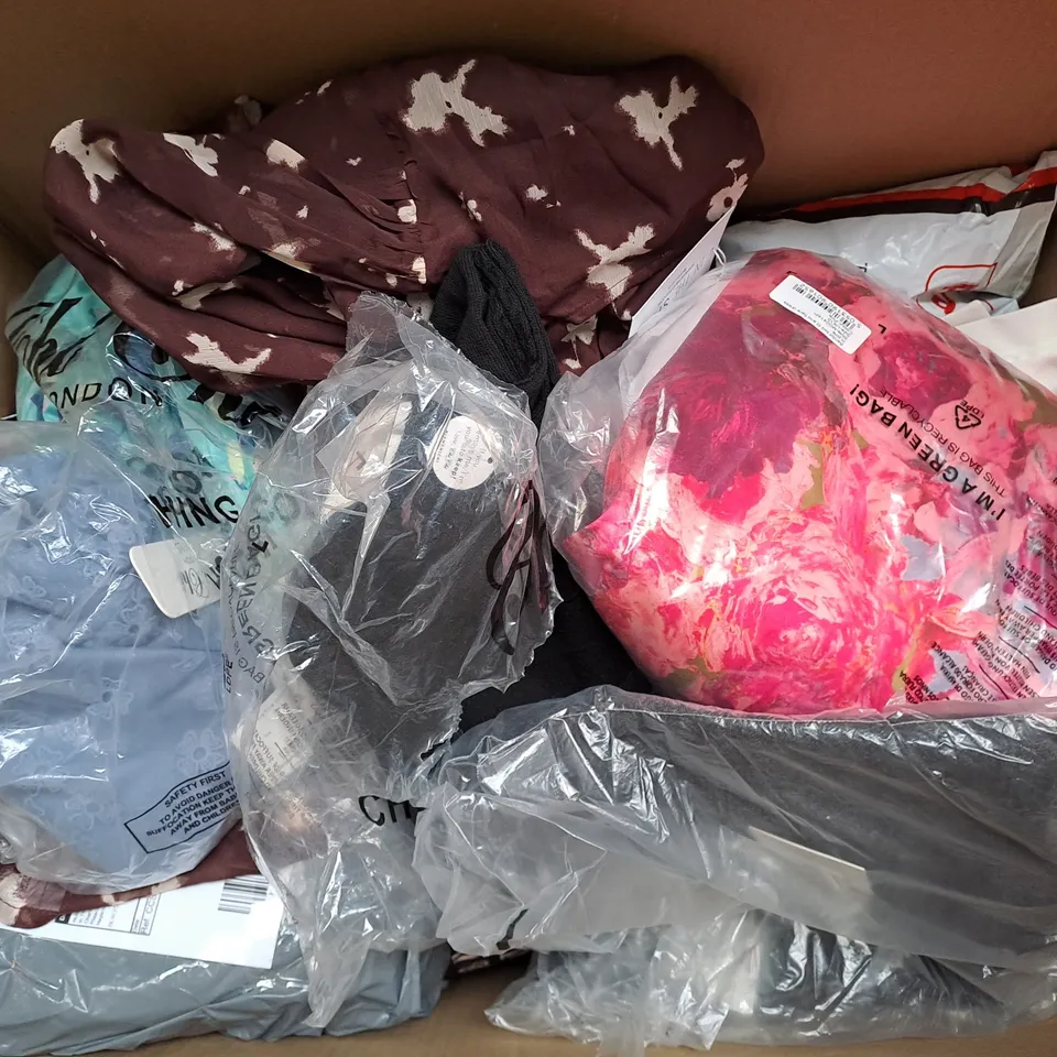 APPROXIMATELY 20 ASSORTED CLOTHING ITEMS IN VARIOUS STYLES AND SIZES 