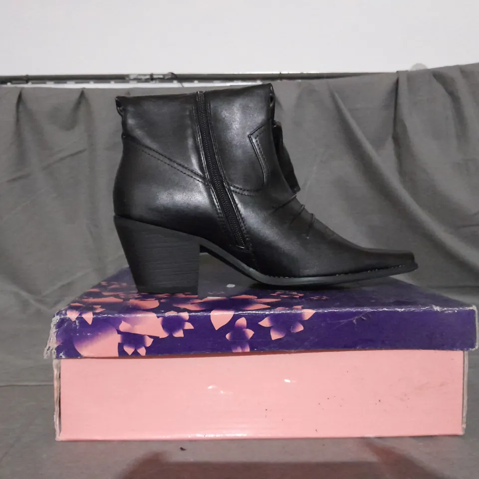 APPROXIMATELY 10 BOXED PAIR OF BOOTS TO INCLUDE SIZE 39EU