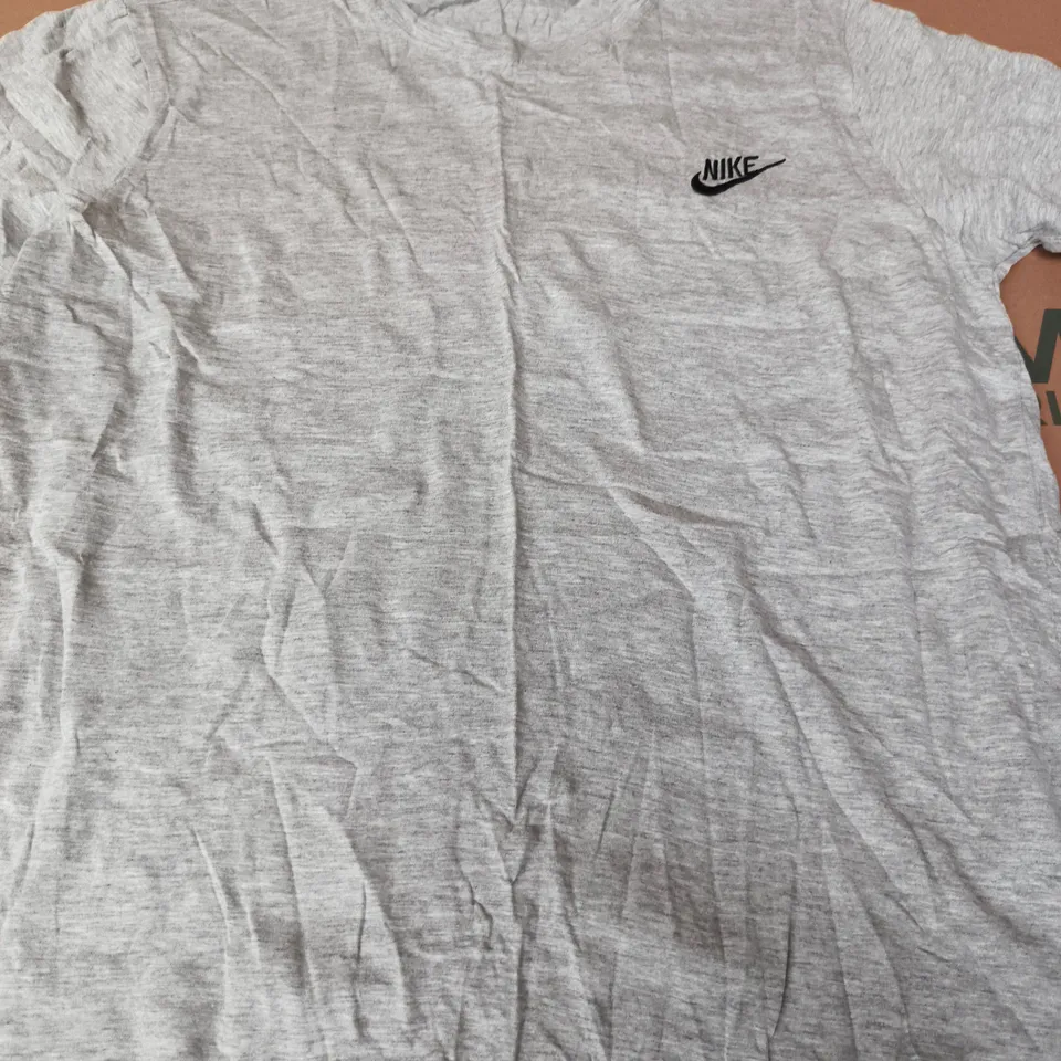 NIKE T-SHIRT – GREY WITH CHEST LOGO - SIZE XL