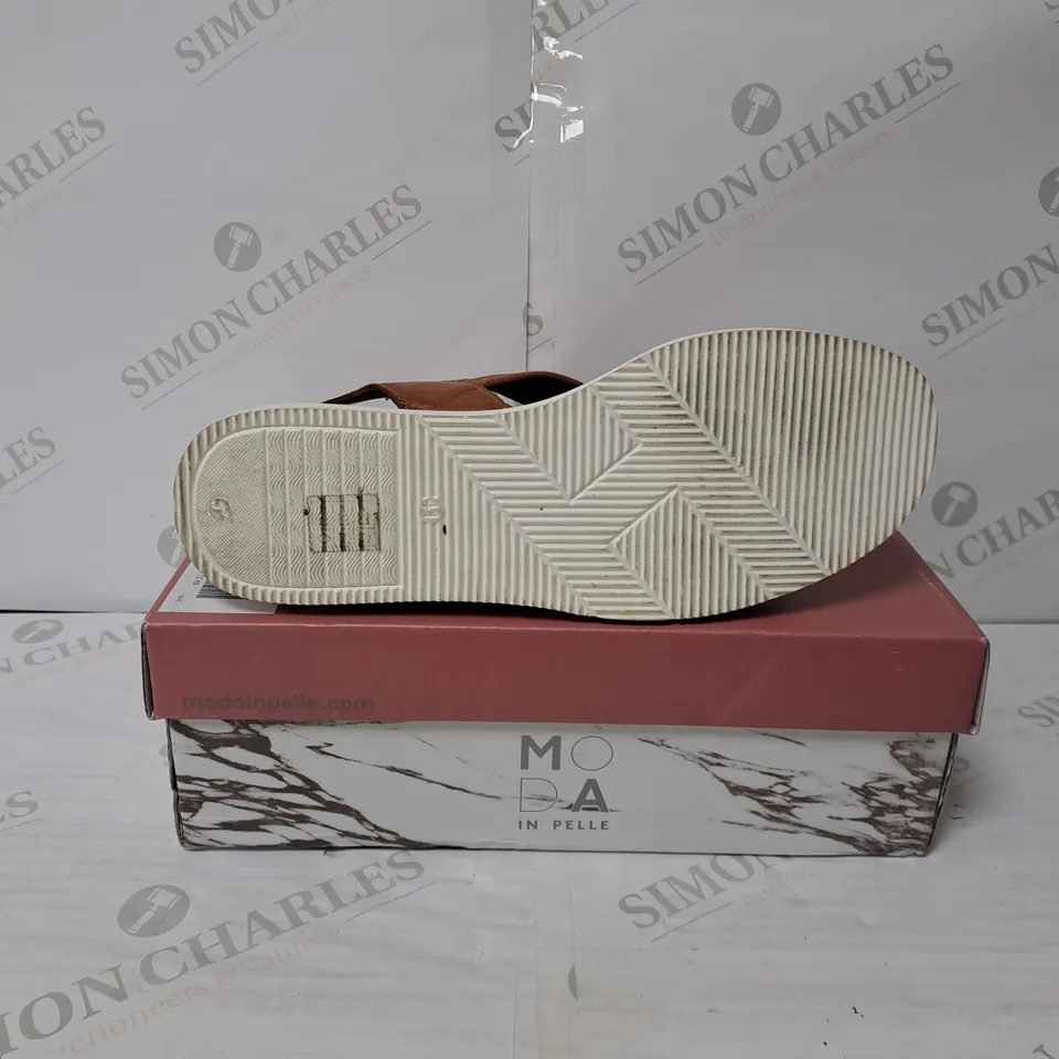 BOXED PAIR OF MODA IN PELLE OLANNA SANDALS IN TAN SIZE 8