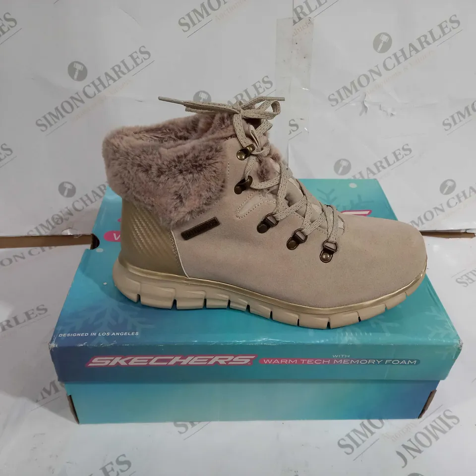 BOXED PAIR OF SKECHERS SYNERGY BOOTS NATURAL SIZE 7