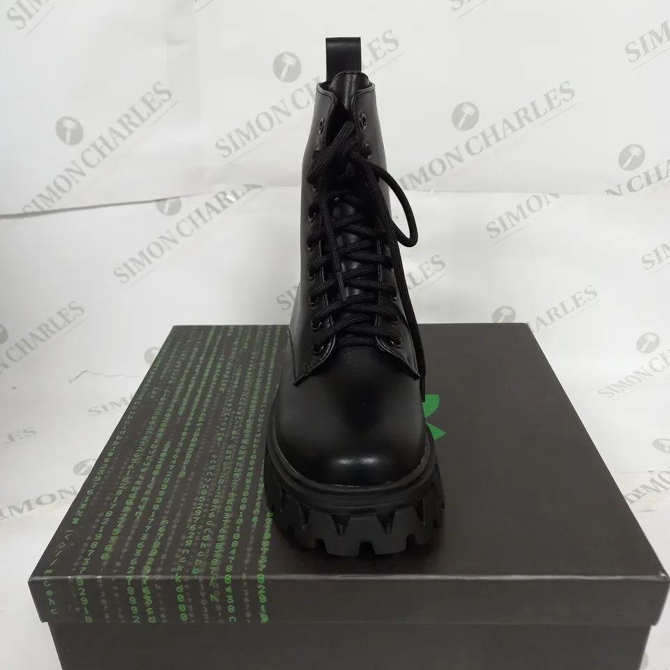 BOXED KOI VITA THE INK OF FEAR GREEN HAIR BOOTS SIZE 3