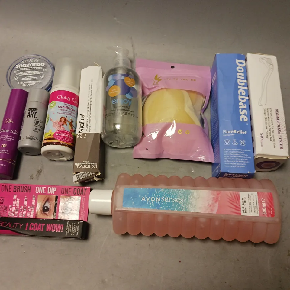 BOX OF APPROXIMATELY 15 COSMETIC ITEMS TO INCLUDE AVON BUBBLE BATH, DERMA ROLLER, AND SHINE SILK 