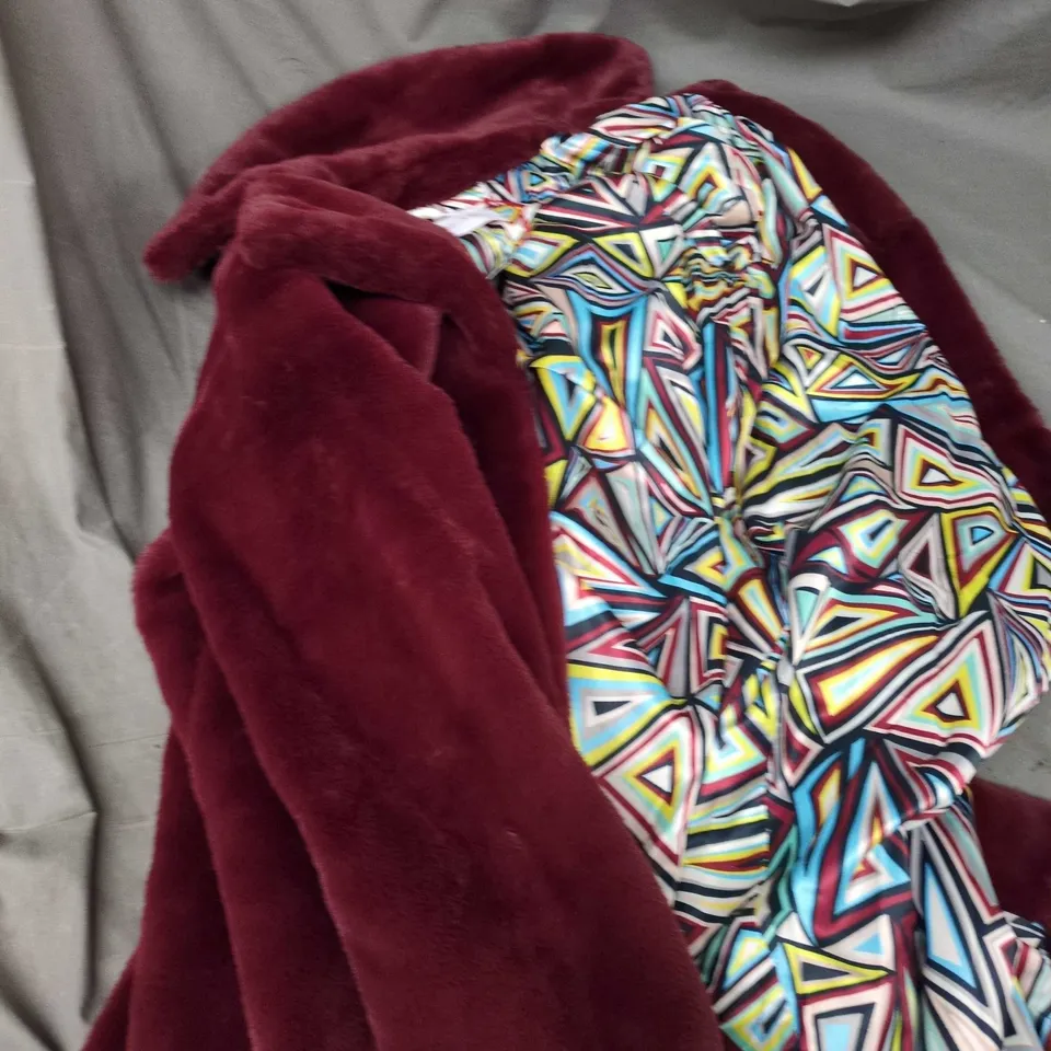 WOMEN'S BURGUNDY FAUX-FUR COAT WITH BRIGHT GEOMETRIC LINING HEU DE DIRI