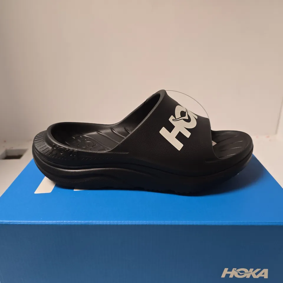 HOKA ATHLETIC SLIDERS BLACK/WHITE UK 6.5 BOXED