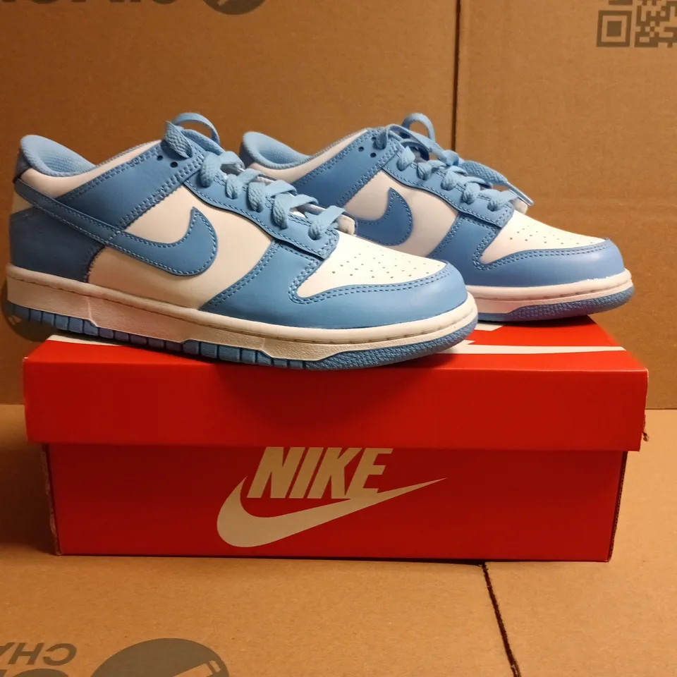BOXED PAIR OF NIKE DUNK LOW TRAINERS IN WHITE/BLUE SIZE UK 6