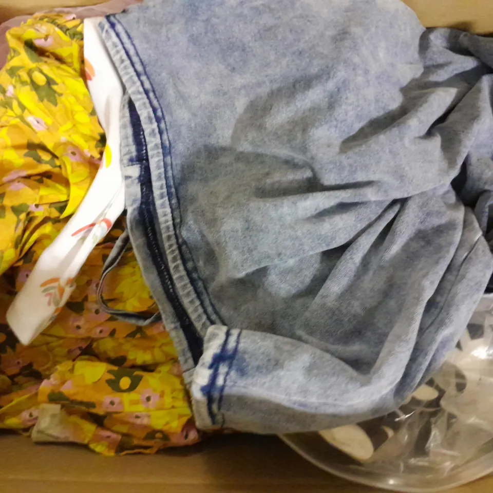 BOX OF ASSORTED KIDS CLOTHING ITEMS TO INCLUDE - HAT , PANTS , TANK TOP ETC