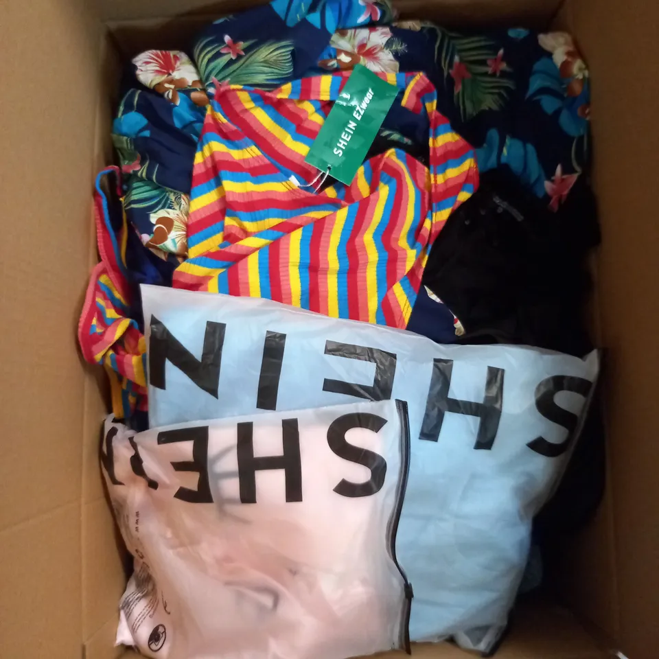 LARGE QUANTITY OF CLOTHING ITEMS TO INCLUDE DRESSES, SWEATERS, JEANS, T-SHIRTS, ETC